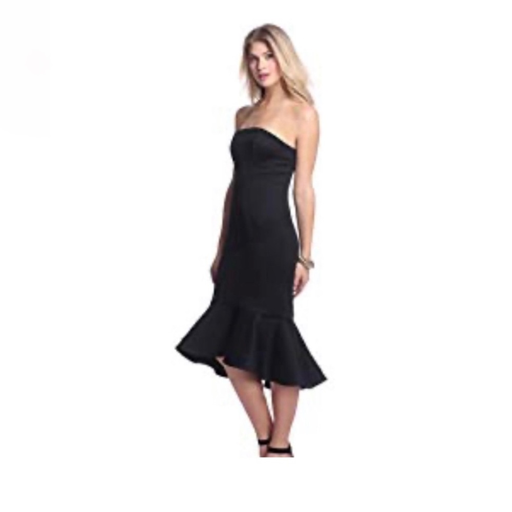 Christian Siriano Dress with Fluted Hem

Size 6 

Worn 1x 

Perfect condition